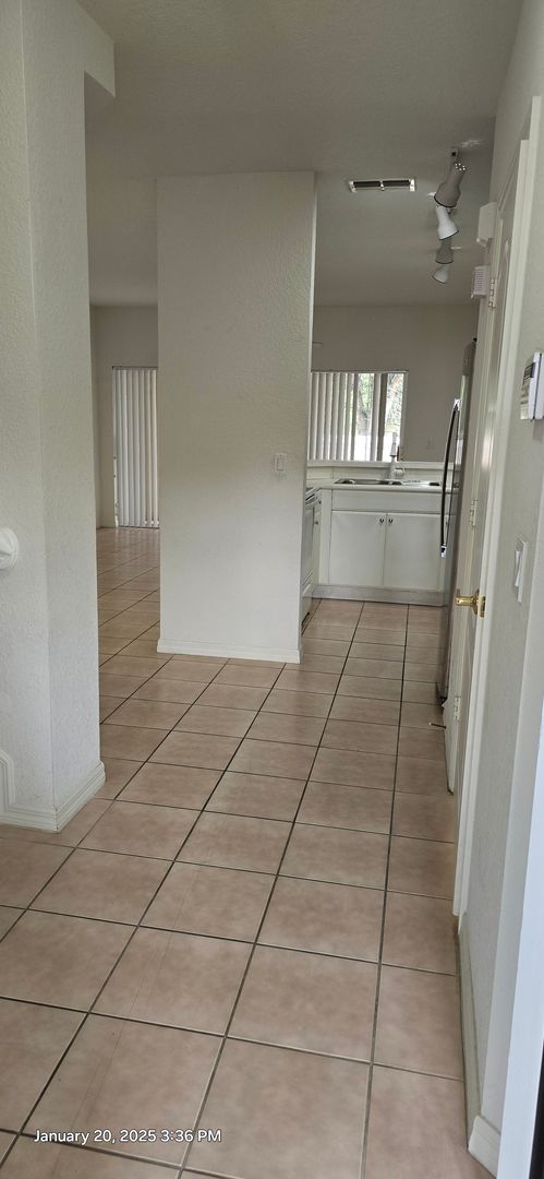 ***Beautiful Clean ready to move-in Townhome 2BR/2.5BA/1 Car Garage ***
