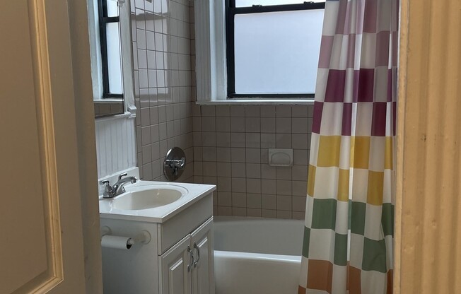 2 beds, 1 bath, 630 sqft, $2,900, Unit J4