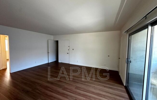 121 N HILLCREST BLVD