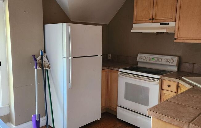 3 beds, 1 bath, $1,700, Unit B