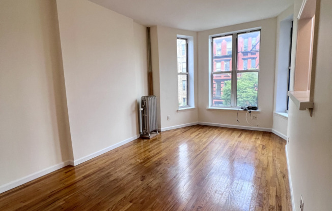 2 beds, 1 bath, $2,500, Unit 3D