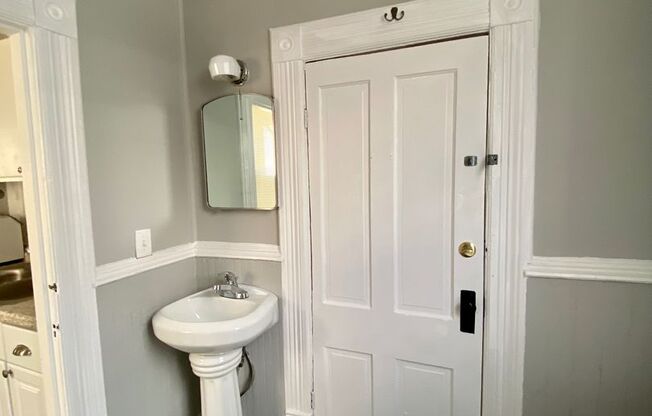 2/1 Available now in the Downtown area!