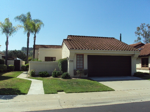 Lovely Home with Golf Course view inOaks North!  55+ Age Restricted Community!