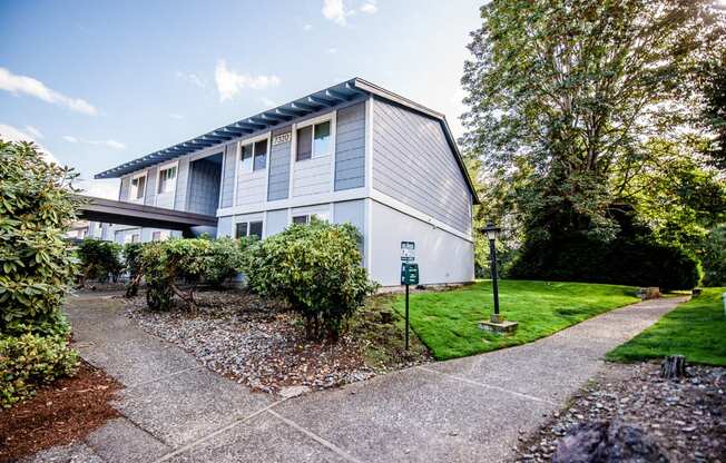 Sumner Apartments - The Retreat Apartments - Front Exterior