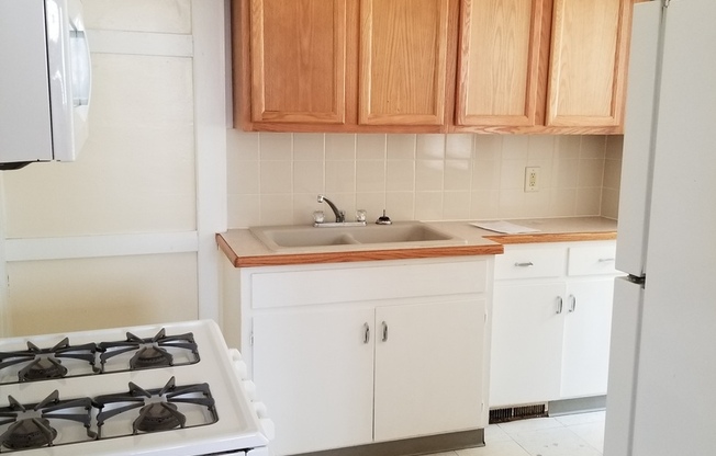 3 beds, 1 bath, $1,350, Unit 3418