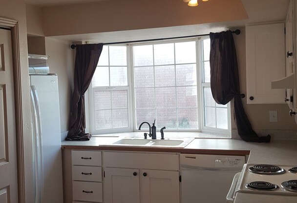 Sandy 3 Bed 2 1/2 Bath Town Home