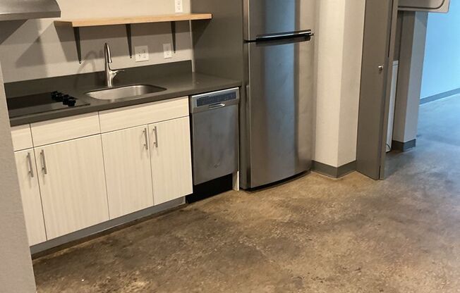 Studio, 1 bath, 735 sqft, $1,375, Unit 117