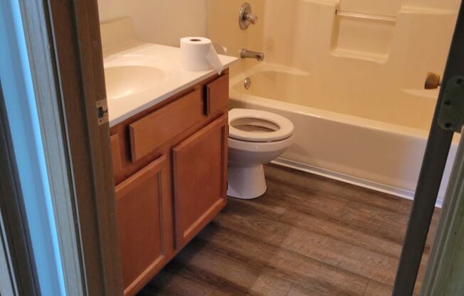 2 beds, 1 bath, $1,100, Unit Apt 86