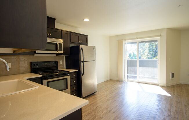 2 beds, 1 bath, $1,725, Unit 302