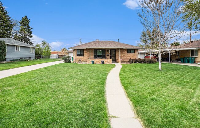 3Bed/2Bath Home in Littleton with a Fenced Backyard