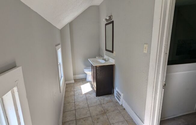 3 beds, 1 bath, $1,200, Unit Unit B