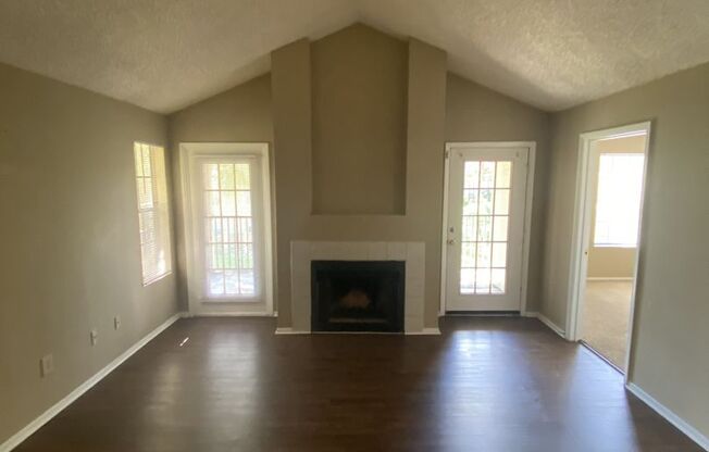 2 BED 2 BATH MOVE IN NOW!! TOP FLOOR $1,400 per month