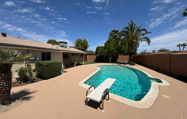 1909 E LN JOLLA DR