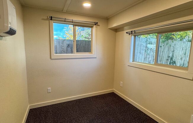 1 bed, 1 bath, $895, Unit 785 Hwy 99N - Apt. 8A