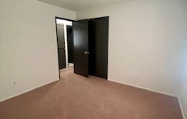 2 beds, 1 bath, 700 sqft, $1,285, Unit A