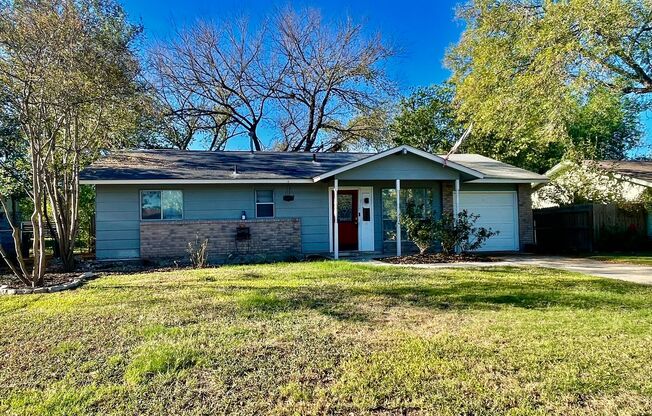 Charming 3 Bedroom Home w/ 1 Car Garage and Large Fenced Yard!!