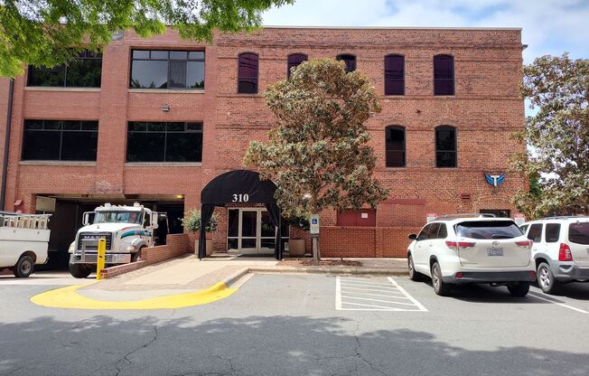 Luxury studio located in Factory South!