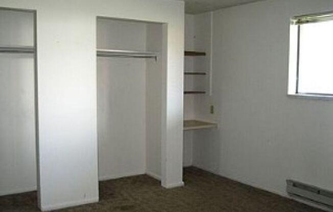 3 beds, 2 baths, $700, Unit 2