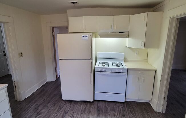 2 beds, 1 bath, 800 sqft, $695, Unit Upper