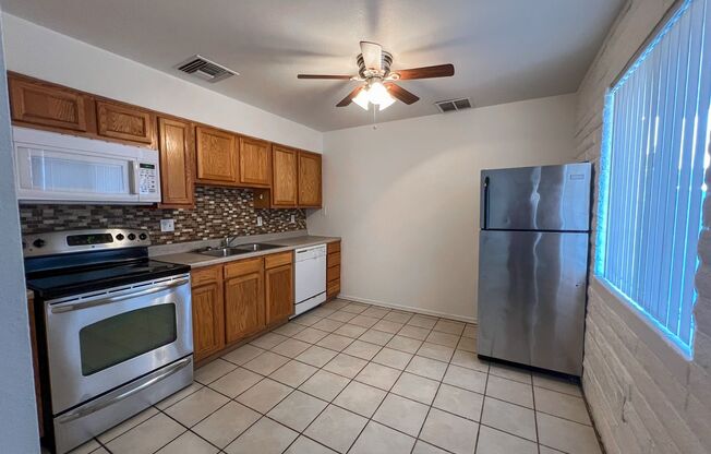 2 beds, 1 bath, 950 sqft, $1,295, Unit 4220-05