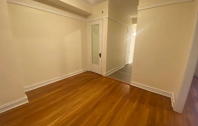 1 bed, 1 bath, 572 sqft, $1,510, Unit Old King Edward 15