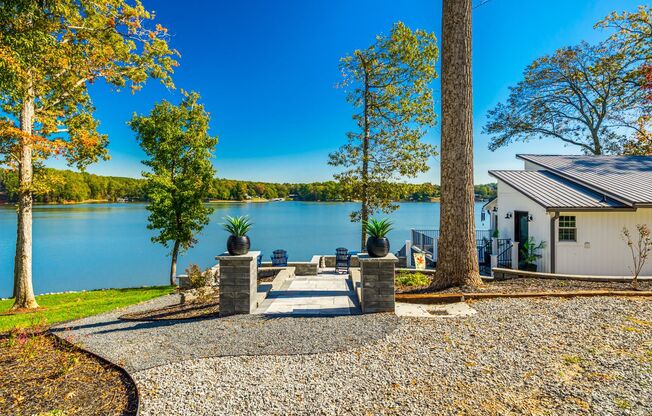 Beautiful Short term 2 bedroom 2 bath fully furnished waterfront home in Lake Wylie!