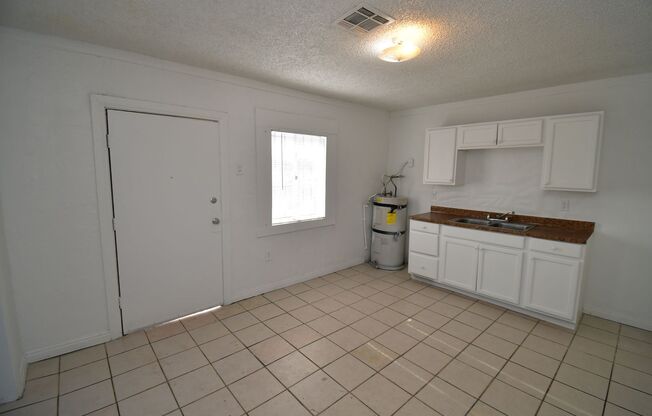 2 beds, 1 bath, $1,050