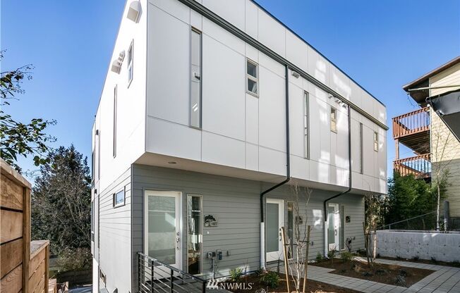 First Hill Modern 2-Bedroom Condo with Rooftop Views – Seattle, WA