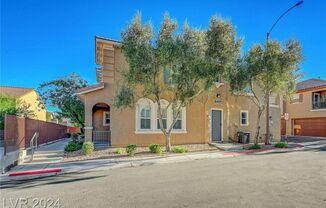 STUNNING TOWNHOME IN MOUNTAINS EDGE GATED COMMUNITY!