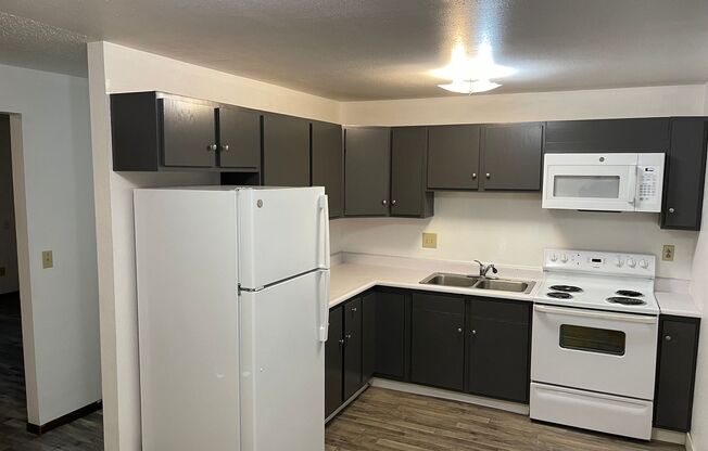 2 beds, 1 bath, $825, Unit 3