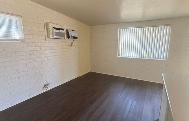 Studio, 1 bath, 320 sqft, $995, Unit 1