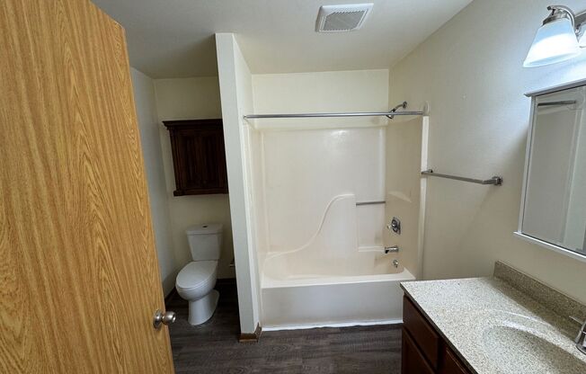 3 beds, 1 bath, 1,040 sqft, $1,695, Unit 3164-304