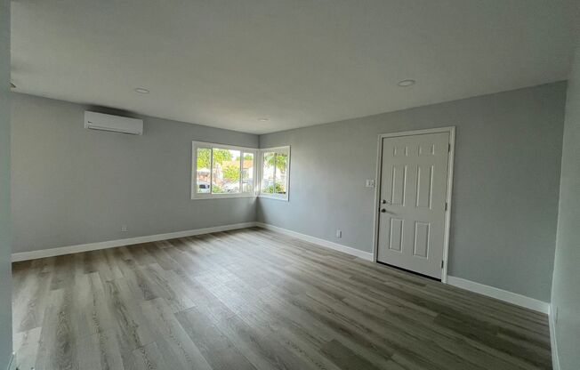 Remodeled & MOVE IN READY 2+1 duplex in Panorama City FOR LEASE!