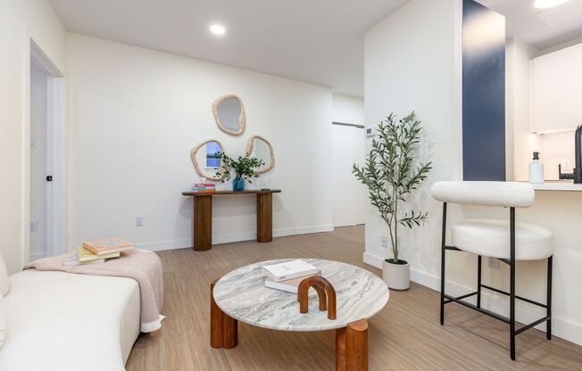 2 beds, 1 bath, 729 sqft, $2,016, Unit A-302