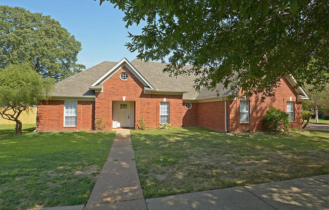 3 Bedroom, 2 Bathrooms with a BONUS in Arlington