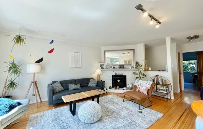 Bernal Hts. Spacious, Beautiful, Remodeled 3BR/2BA Home with Amazing Views, Deck!  PROGRESSIVE!