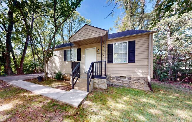 Cozy 2 bedroom 1 bath home. Conveniently located in the heart of Clarksville.