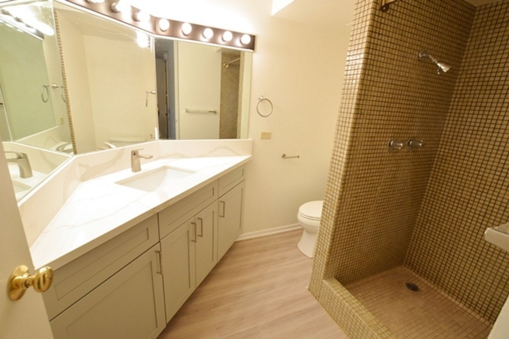 Century Center 2 bed, 2 bath, 1 parking 1065 Sq Ft with Awesome Views!