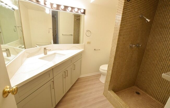 Century Center 2 bed, 2 bath, 1 parking 1065 Sq Ft with Awesome Views!