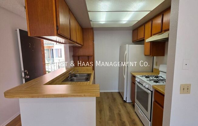28 CERRITOS AVE
