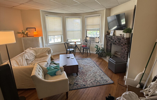 2 beds, 1 bath, $3,600, Unit 32