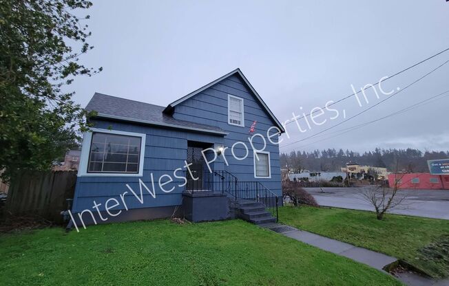 Super Cute Oregon City 3bd Home with Washer/dryer included, Yard, Deck and More!
