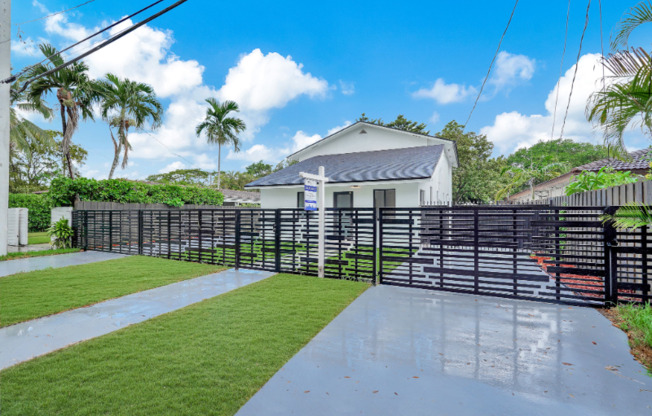 972 SW 44 AVE
