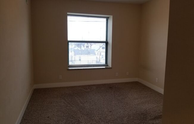 2 beds, 1 bath, $1,000, Unit 321