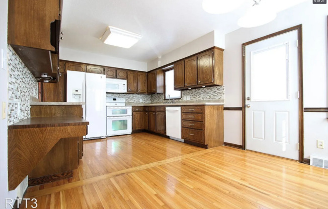 4 Bedroom / 3 Bath Home off of 72nd and Grover WESTSIDE School District!