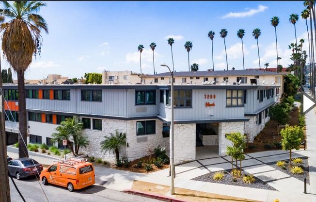 Hayden on Hollywood...Authentic Hollywood Living Experience! Fully Remodeled Units...CALL NOW!