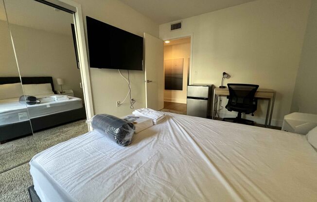 4 beds, 3 baths, 120 sqft, $1,550, Unit 309 - Deluxe Room - 1