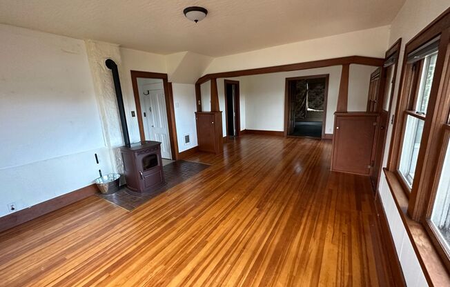 3 beds, 1 bath, $2,700