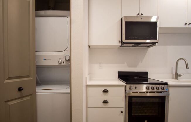 Studio, 1 bath, 326 sqft, $1,175, Unit 204