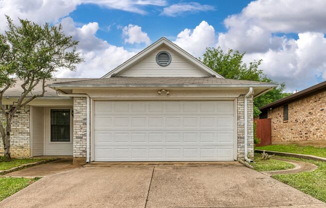 AVAILABLE NOW! NICE 3 BEDROOM HOME LOCATED IN WATAUGA, TEXAS!
